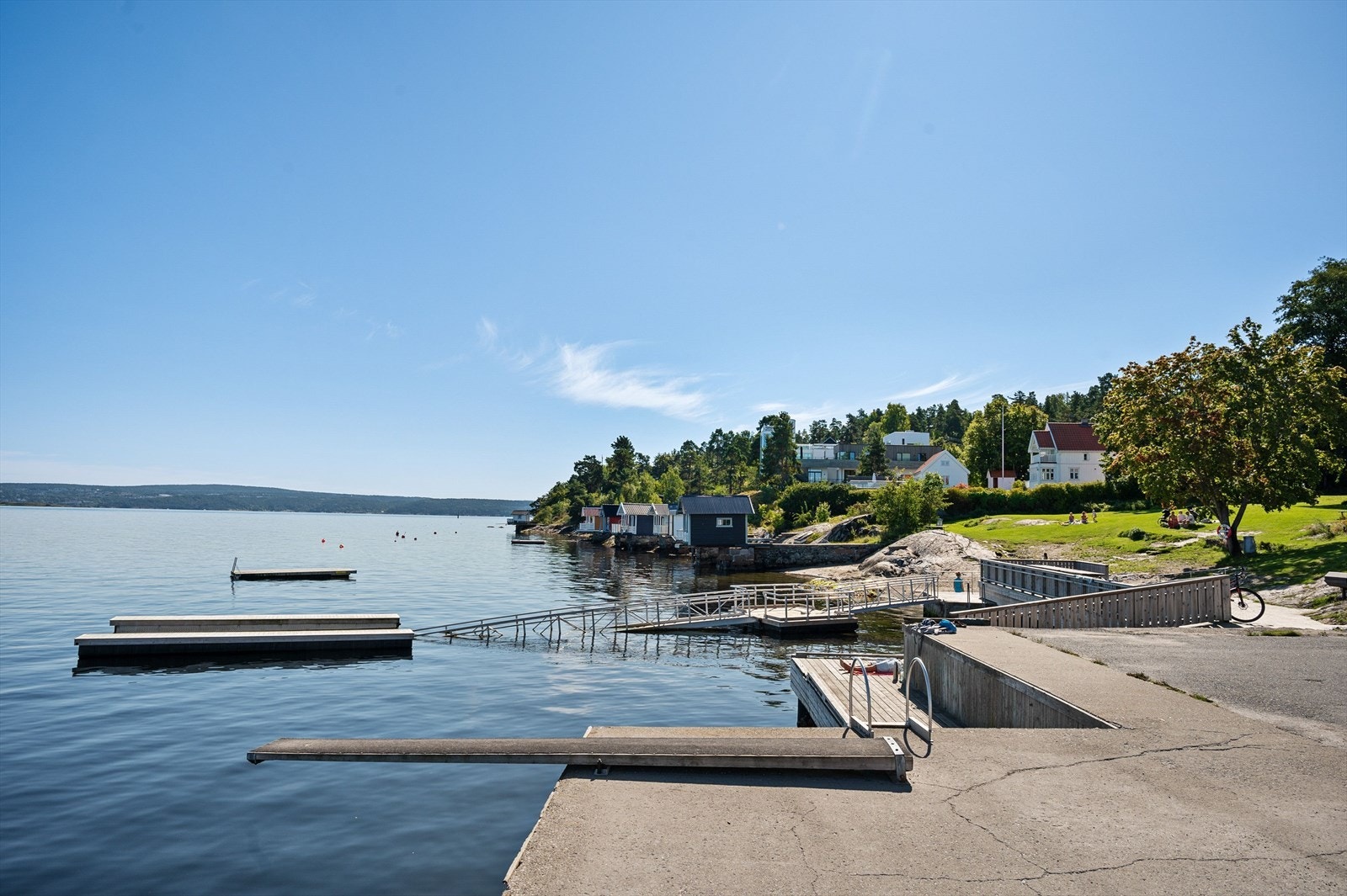 Det er relativt kort vei til fine badeplasser, som her på Oksval. Galleribilde