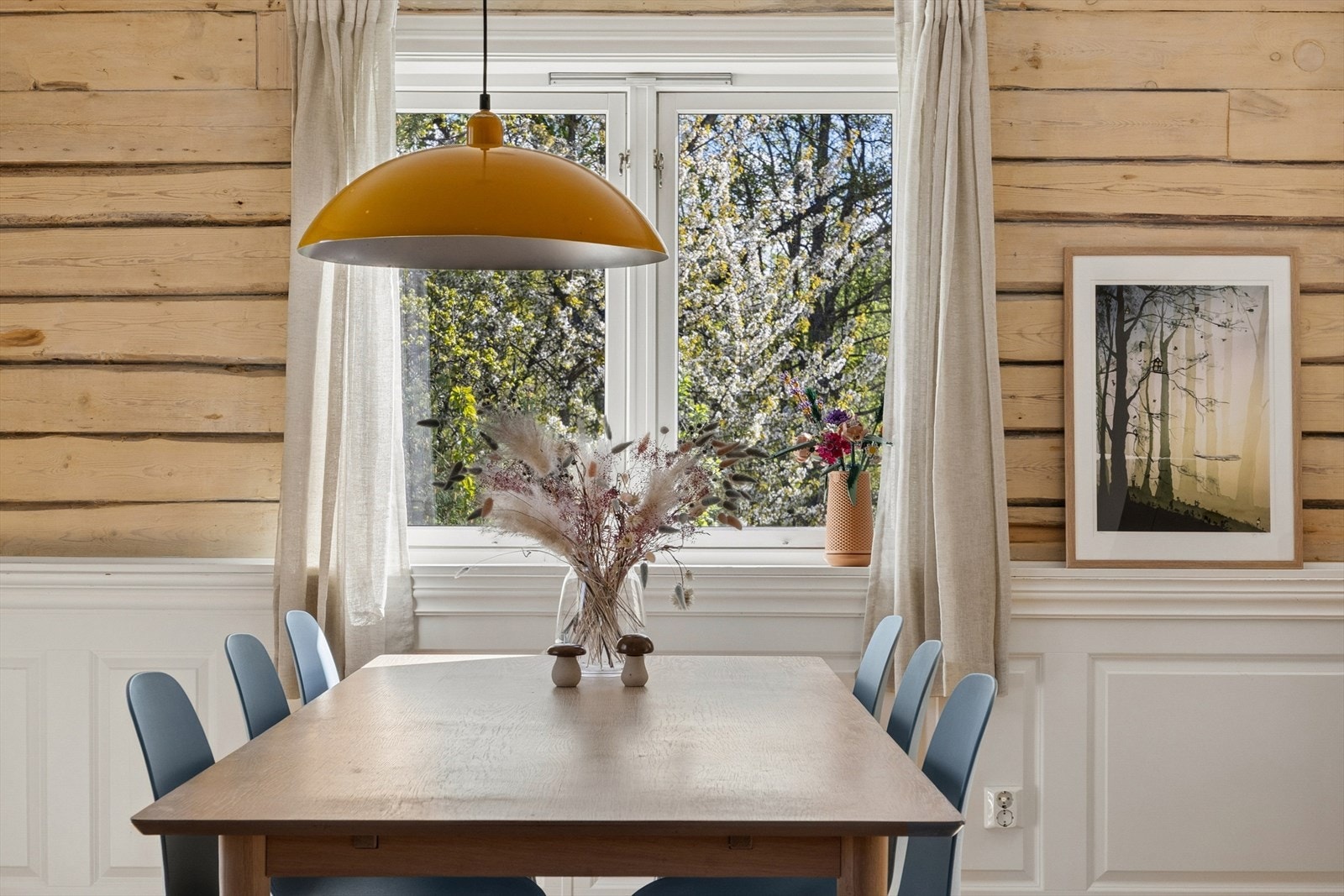 Stuen har detaljer som tømmervegger og dekorativ brystning, som gir rommet et særpreg i kombinasjon med godt lysinnslipp fra vinduene. Galleribilde