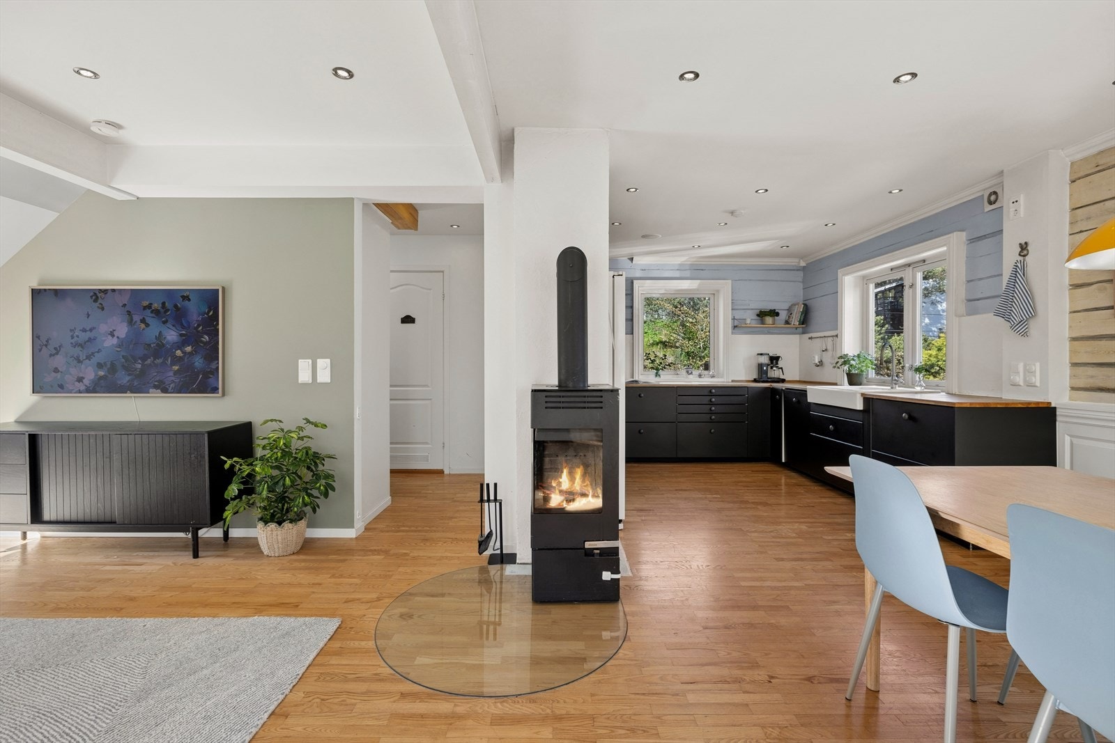 Lys og åpen stue- og kjøkkeløsning. Galleribilde