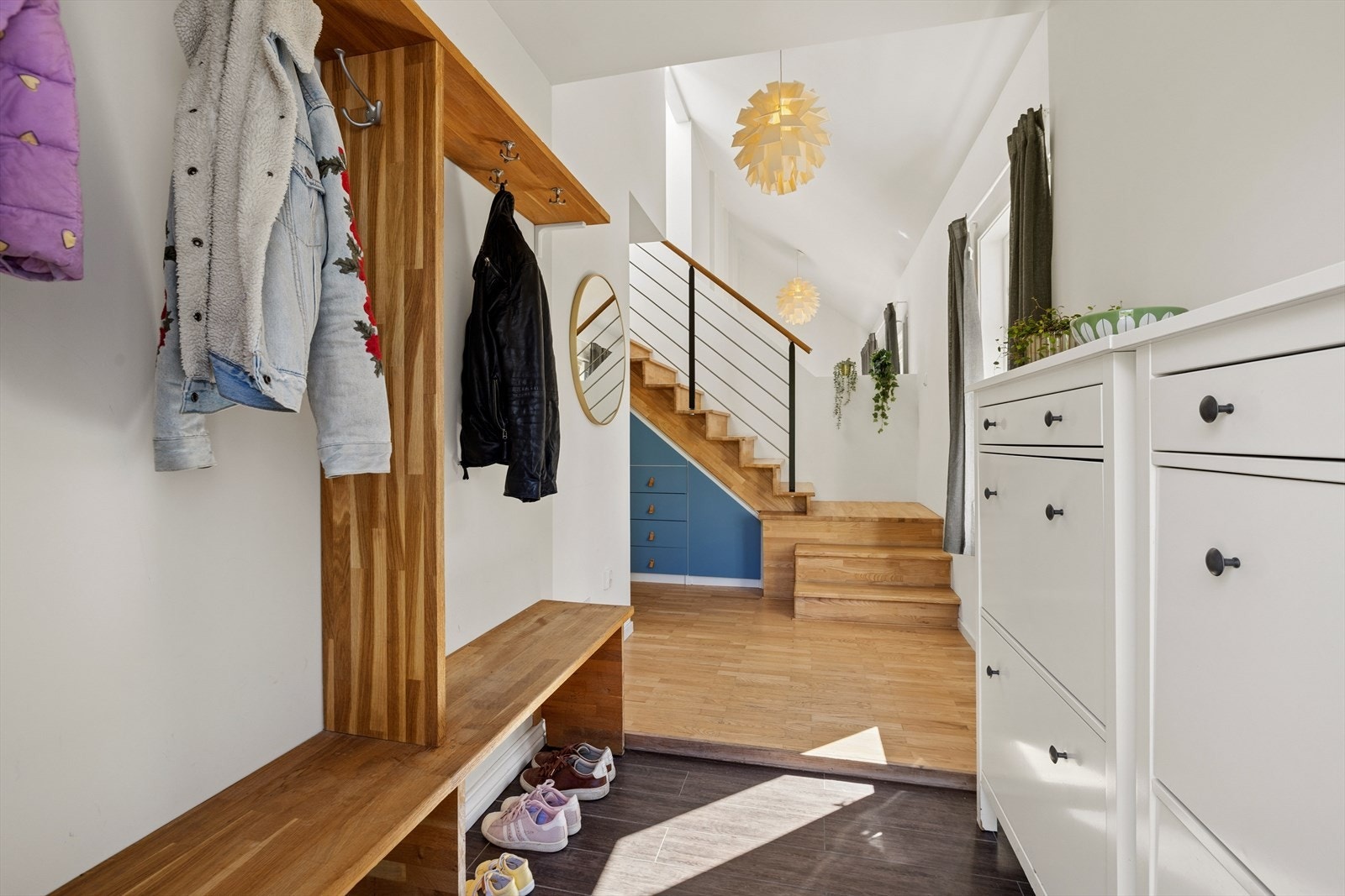 Velkommen inn! Romslig entré med praktisk hylleløsning og plass til skoskap. Galleribilde