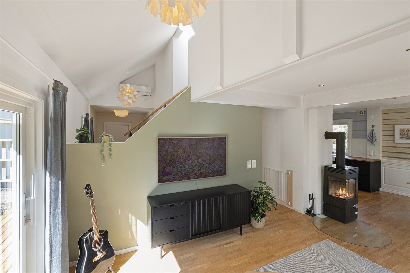 Stuen har spennende detaljer som god takhøyde, synlige bjelker og delvis åpen trapp. Galleribilde