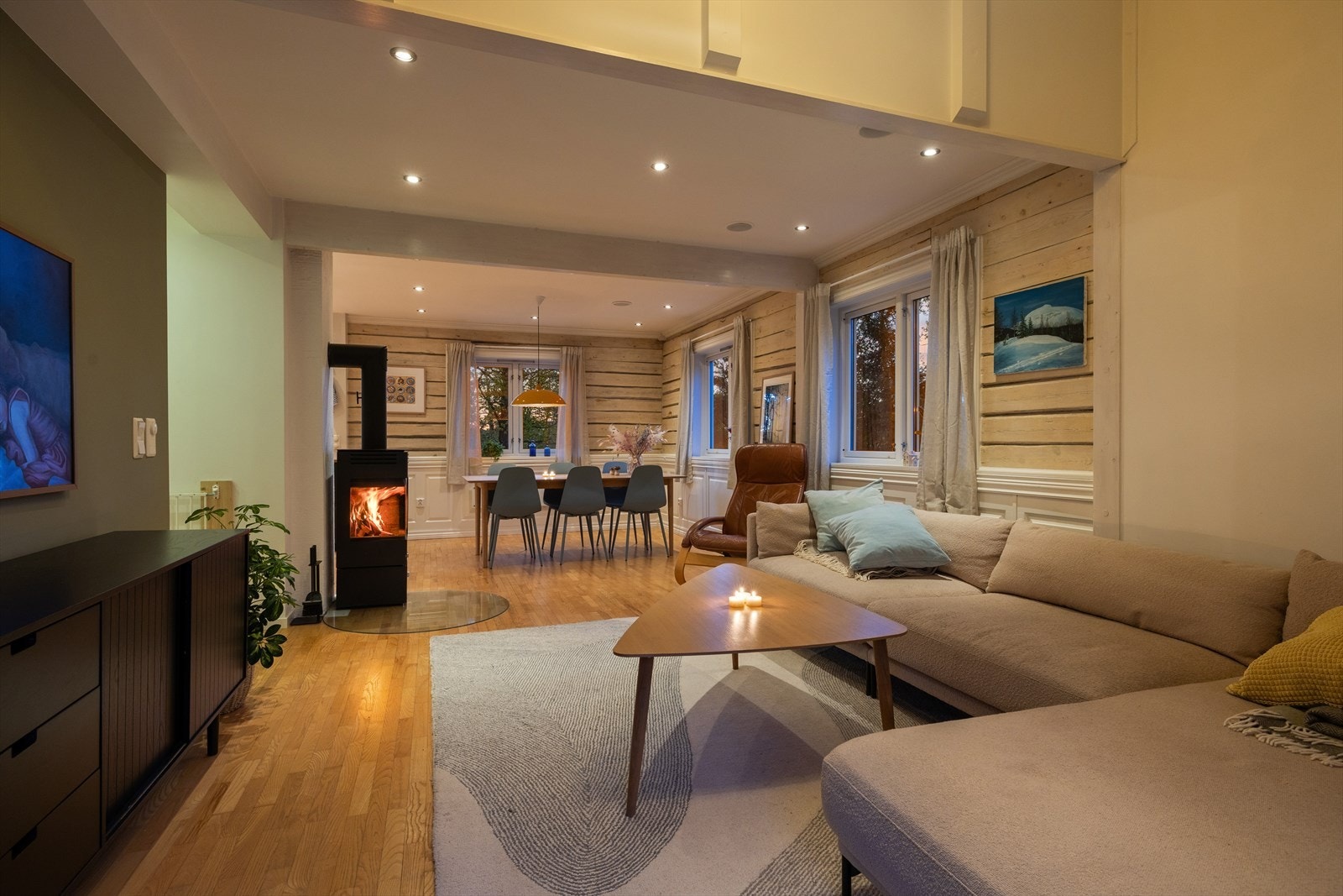 Kveldsstemning i stuen - downlights i tak som gir en behagelig belysning til rommet. Galleribilde