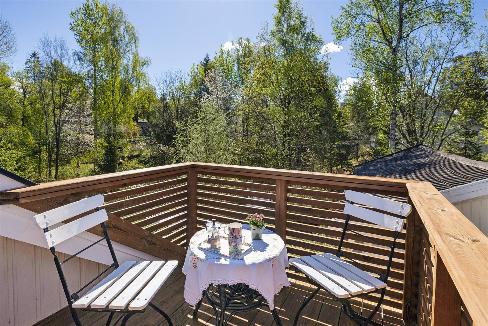Balkongen er romslig og har god plass til sittegruppe, her kan du nyte både morgen- og kveldssol. Galleribilde