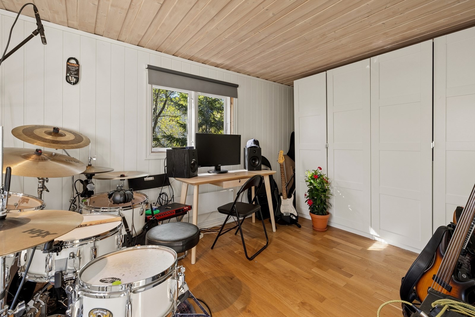Original garasje som er omgjort til anneks. I dag benyttet som musikkrom, lagring og treningsrom. Galleribilde