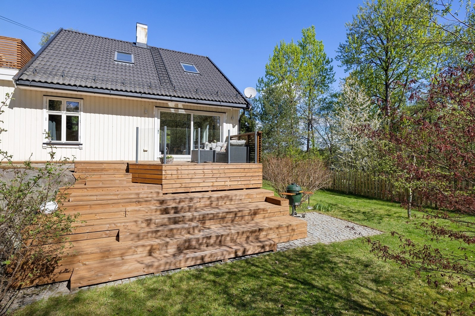 Eiendommen har en svært idyllisk tomt med frodig hage, terrasse i flere nivåer. Galleribilde
