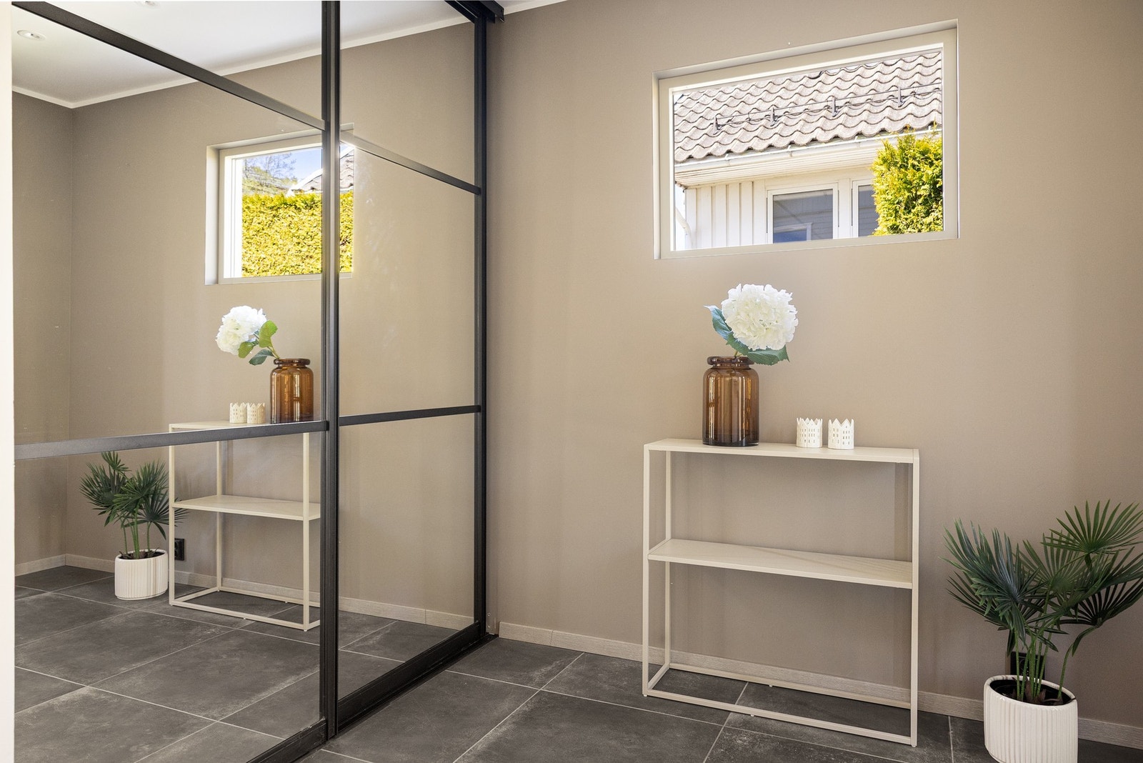 Entréen ligger i byggets første etasje og fremstår romslig og funksjonell. Galleribilde