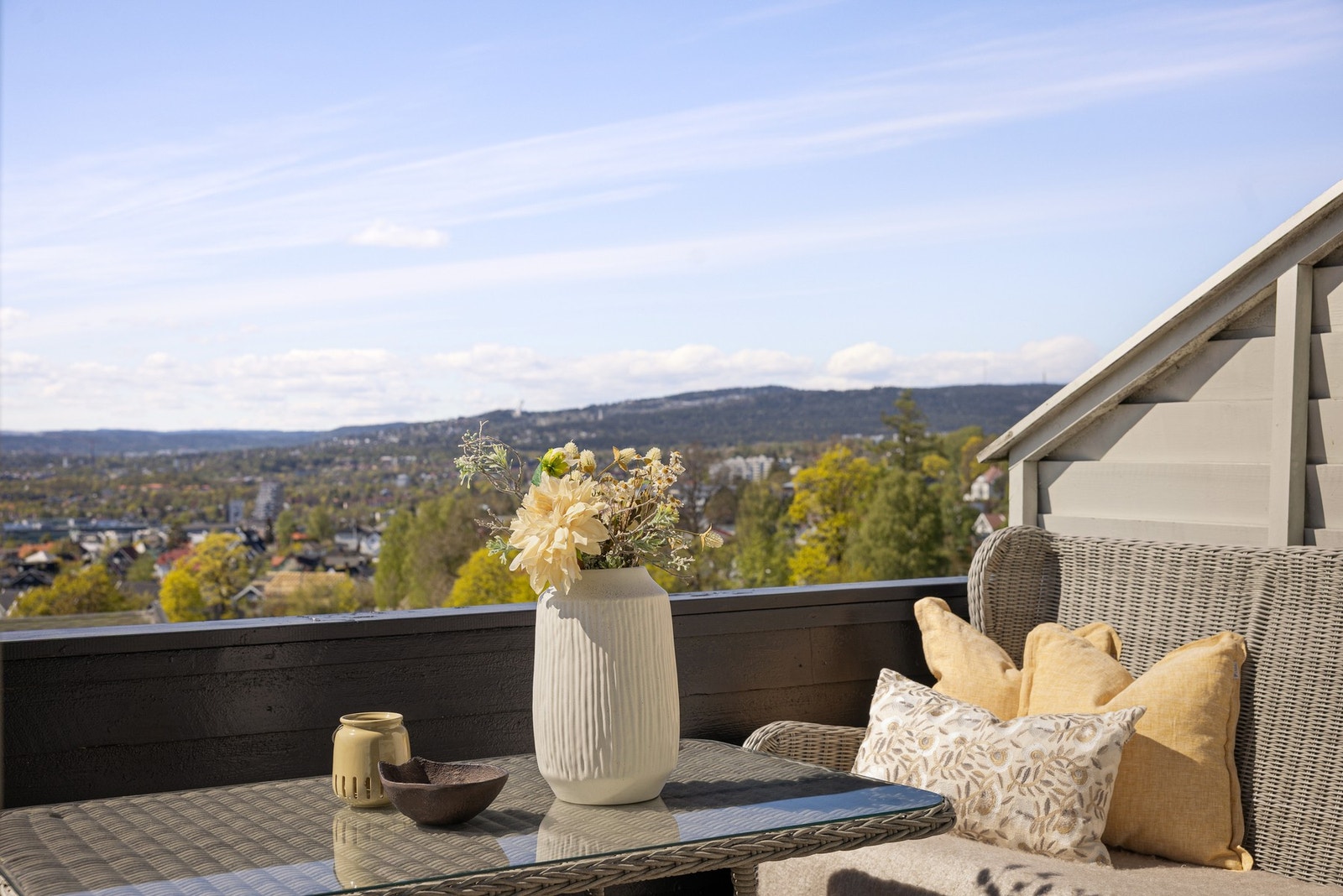 Verandaen har gode solforhold og fremstår som et ideelt sted for både morgenkaffen og sene sommerkvelder. Galleribilde