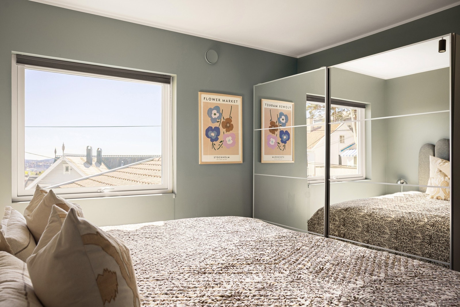 Soverommet har god plass til dobbeltseng med nattbord på hver side, og er videre utstyrt med en stor skyvedørsgarderobe med speilfronter. Galleribilde