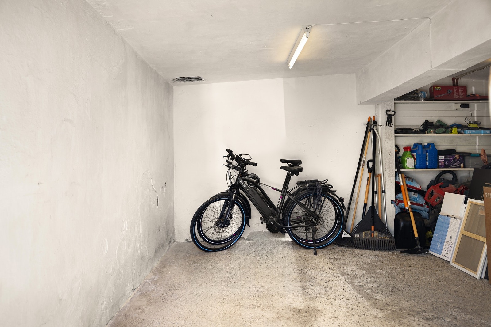 Boligen disponerer en garasjeplass. Galleribilde