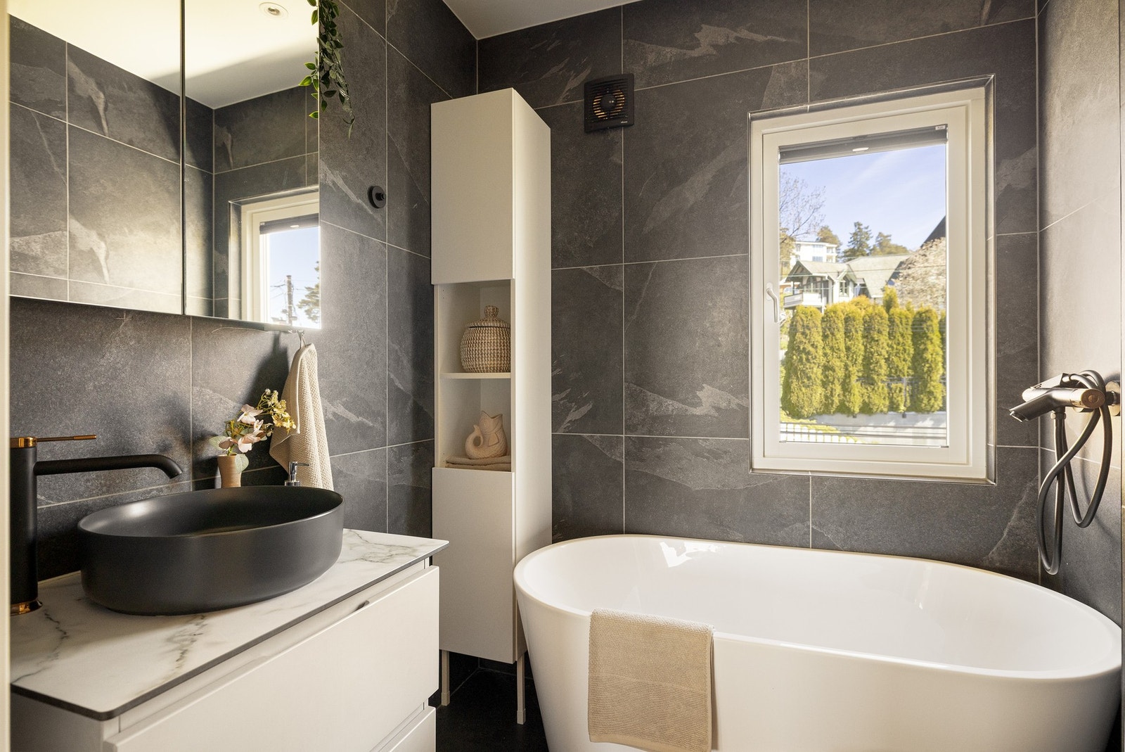 Badet fremstår moderne og stilrent, og ble pusset opp i 2023. Galleribilde