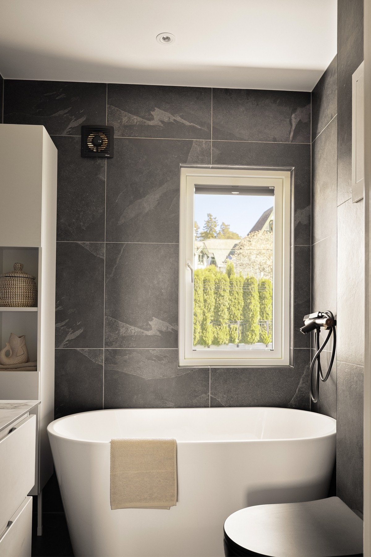 Badet har et gjennomført uttrykk med store fliser på ca. 60 x 60 cm på både vegger og gulv. Gulvet er utstyrt med behagelige varmekabler. Galleribilde