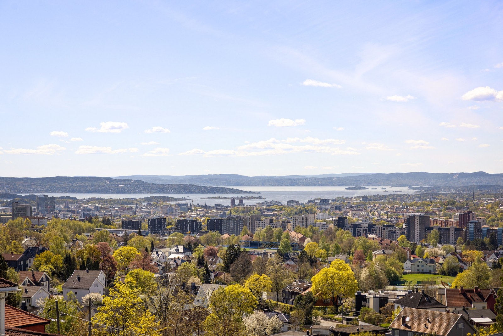 Enestående panoramautsikt over byen og langt nedover fjorden. Galleribilde