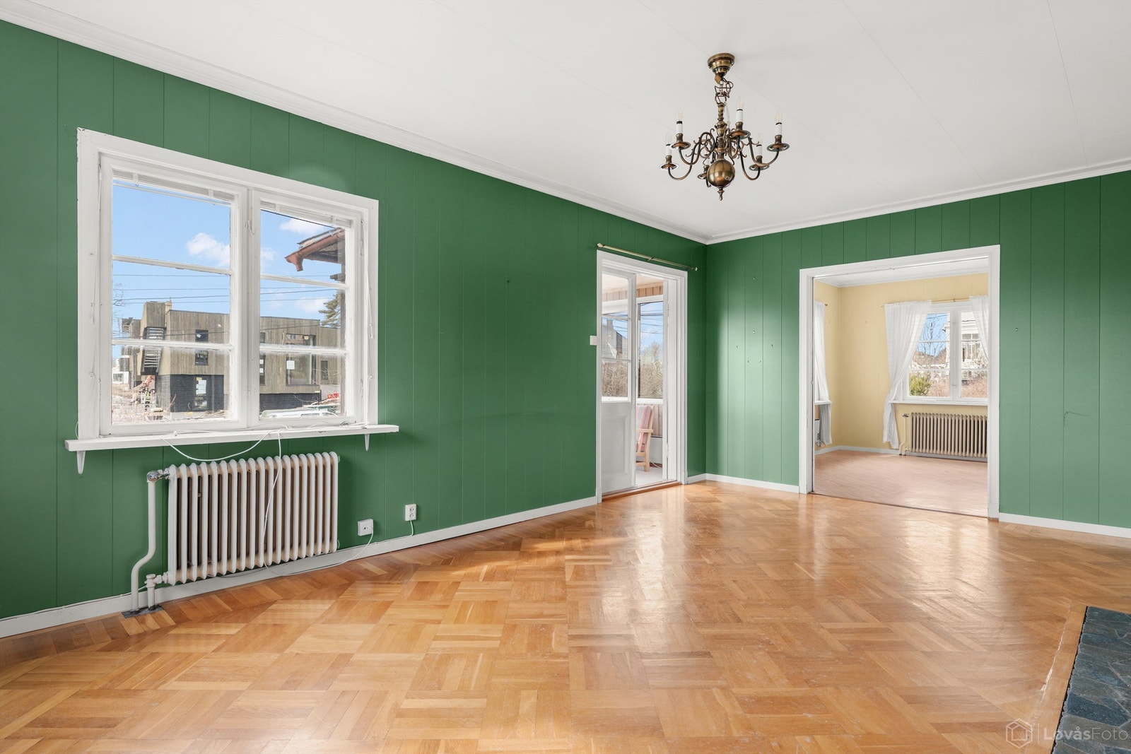 Store vindusflater fra byggeåret slipper inn rikelig med dagslys. Galleribilde
