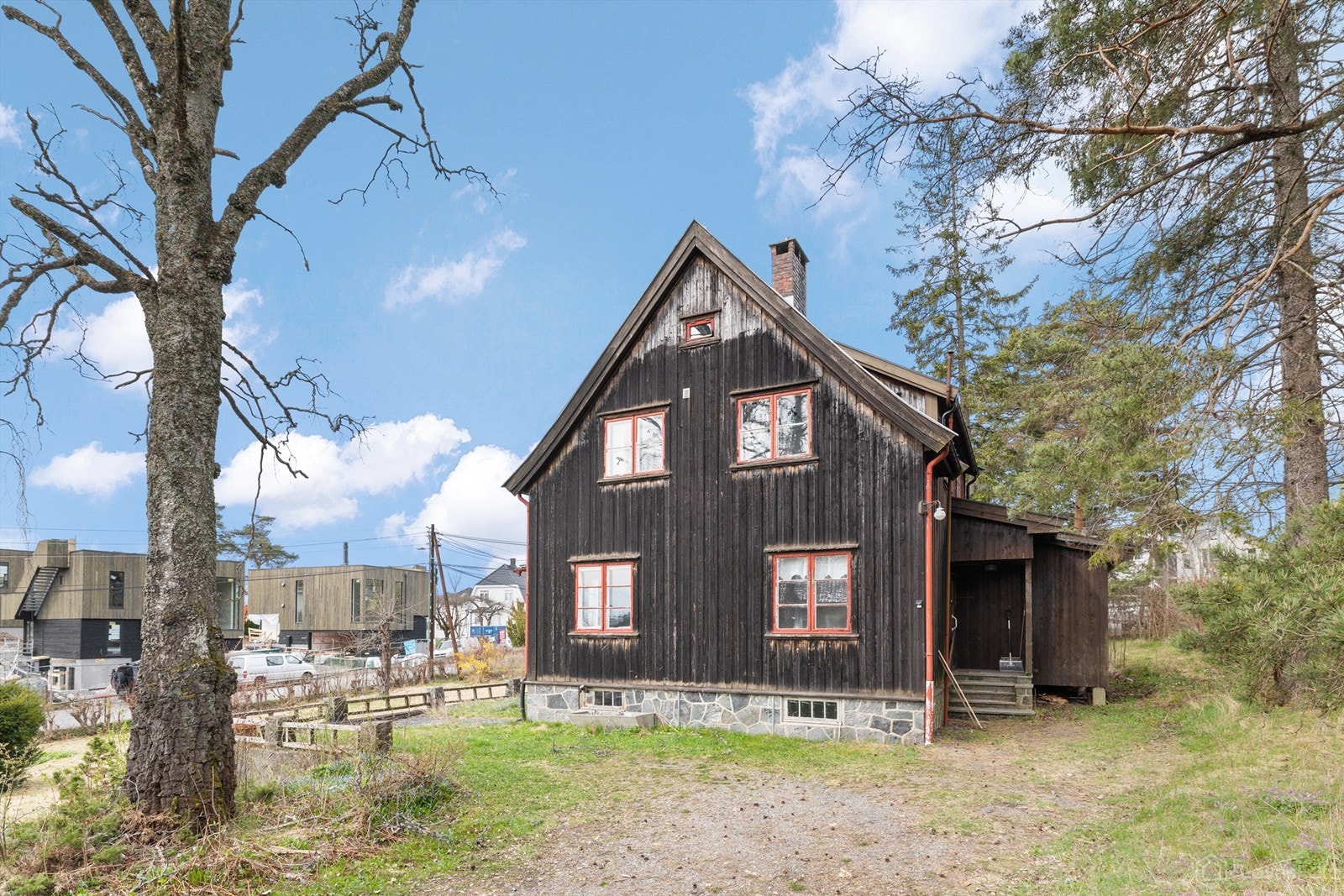 Huset har en klassisk arkitektur fra 1930, med yttervegger kledd i trepanel. Galleribilde