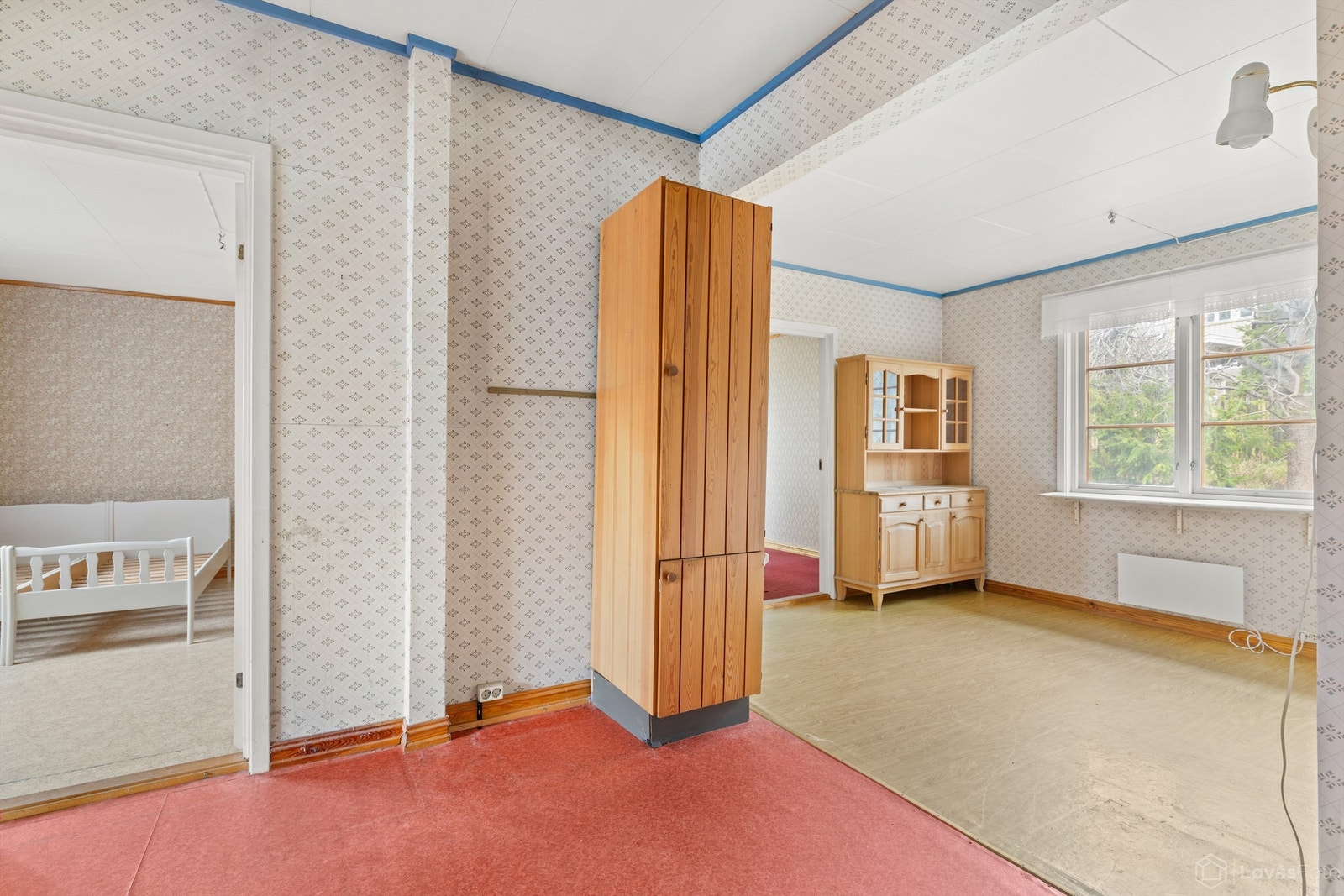 Soverom med plass til seng og oppbevaringsmøbler. Galleribilde