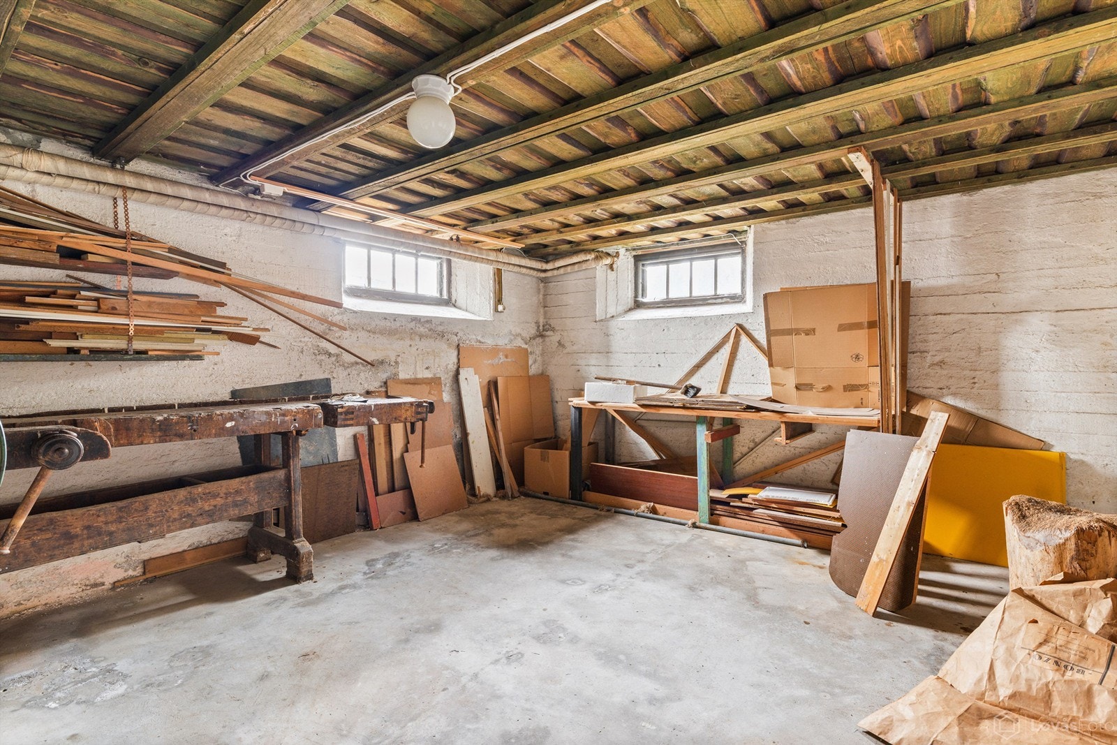 Stort hobbyrom i kjelleren med god plass for verksted eller andre aktiviteter. Galleribilde