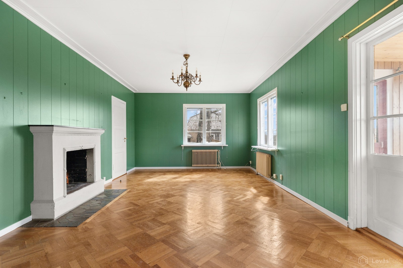 Rommet har en åpen peis som et sentralt element. Galleribilde