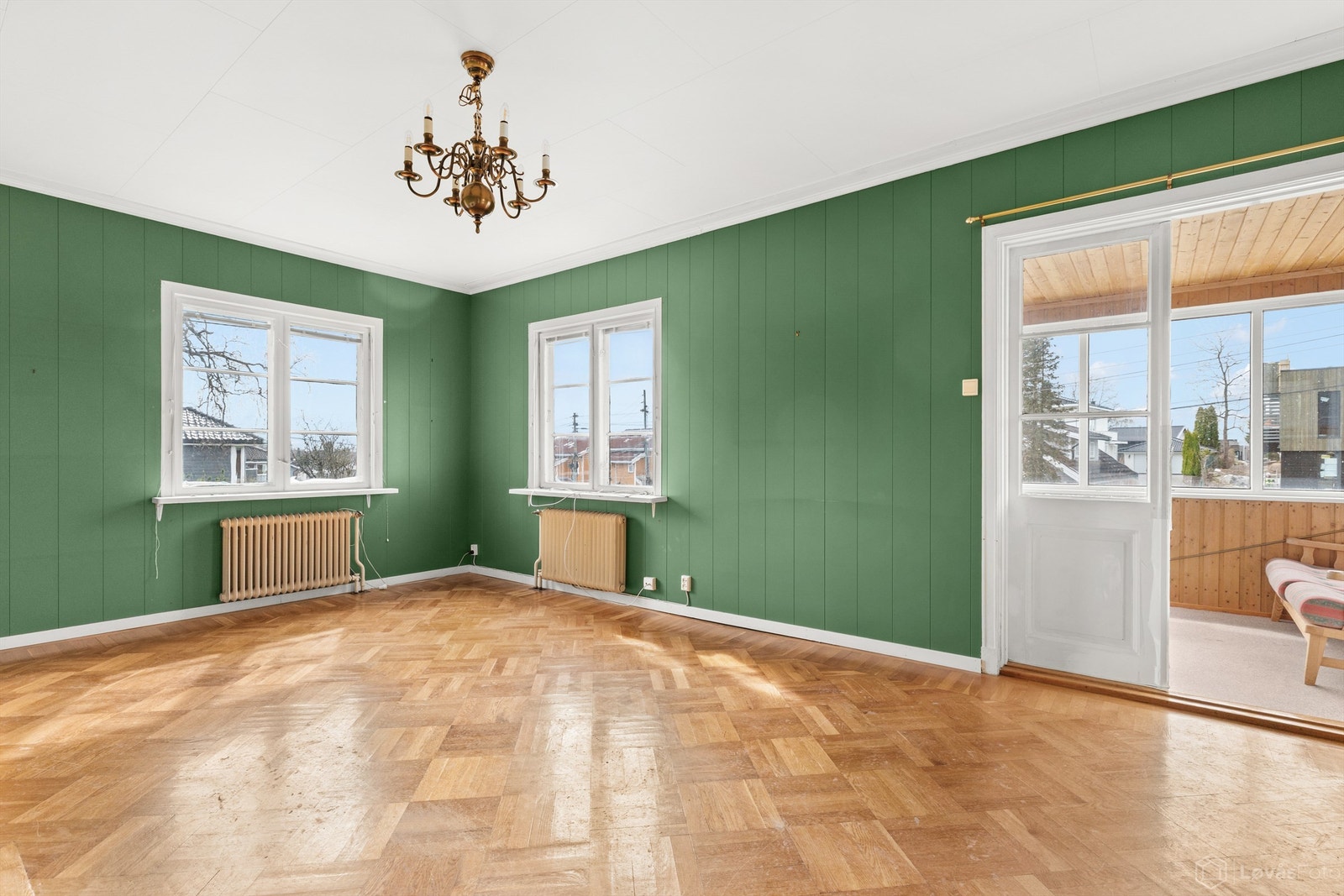 Den ene stuen i første etasje har utgang til en innglasset terrasse. Galleribilde