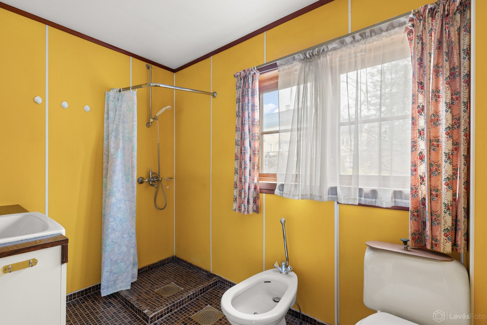 Badet i andre etasje har våtromsplater på veggene og er utstyrt med dusj, toalett og bidet. Galleribilde