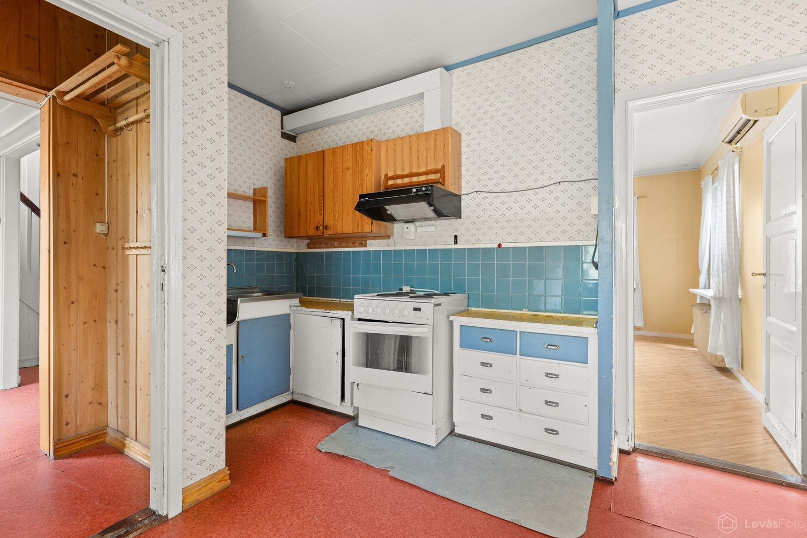 Innredningen har benkeplate i tre og fliser over benken. Kjøkkenet har behov for modernisering. Galleribilde