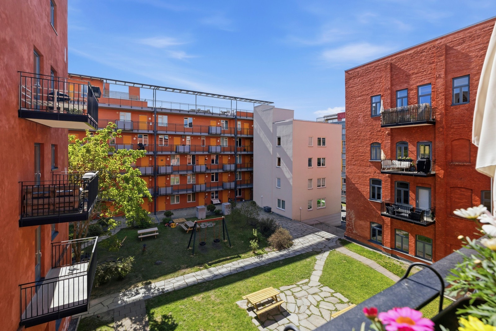 Balkongen har flott utsikt mot en grønn og rolig bakgård. Galleribilde