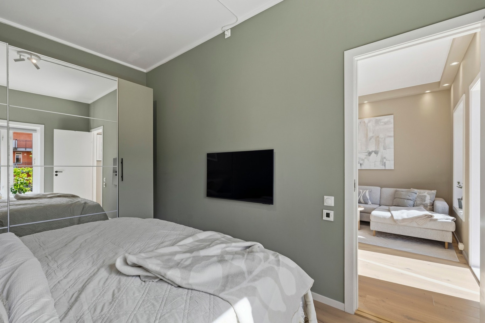 Ny skyvedørsgarderobe fra 2024 gir praktisk og plassbesparende oppbevaring. Galleribilde