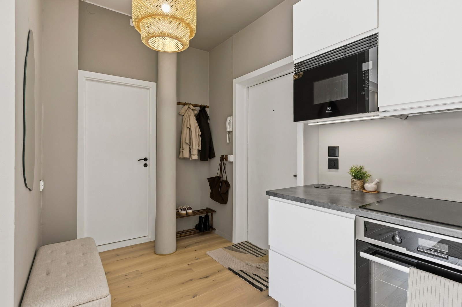 Velkommen inn i en lys og innbydende entré som gir et svært godt førsteinntrykk av boligen. Galleribilde