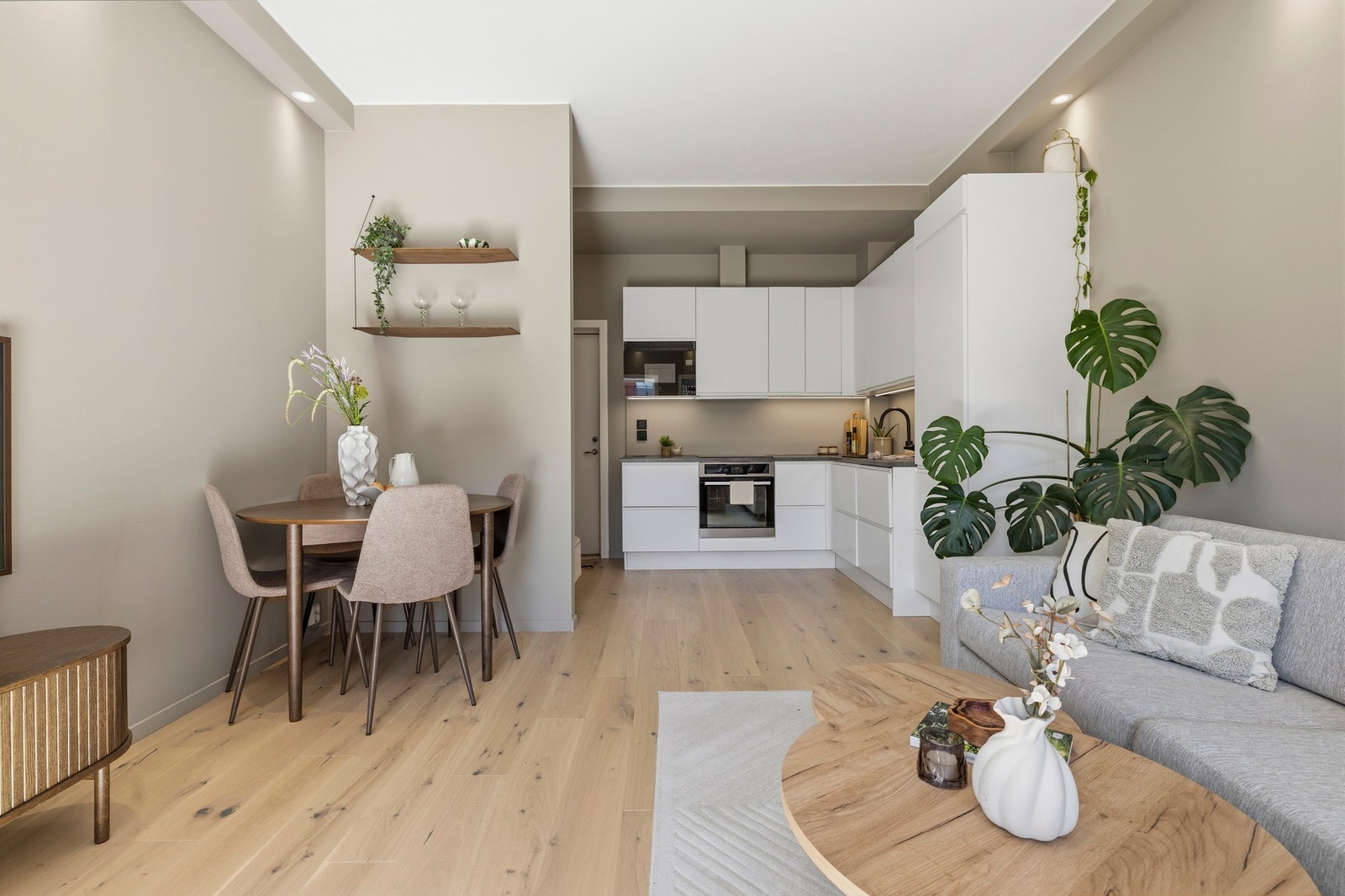Kjøkkenet fra Multi Living ble oppgradert i 2023 og fremstår stilrent med glatte fronter og laminat benkeplate. Galleribilde