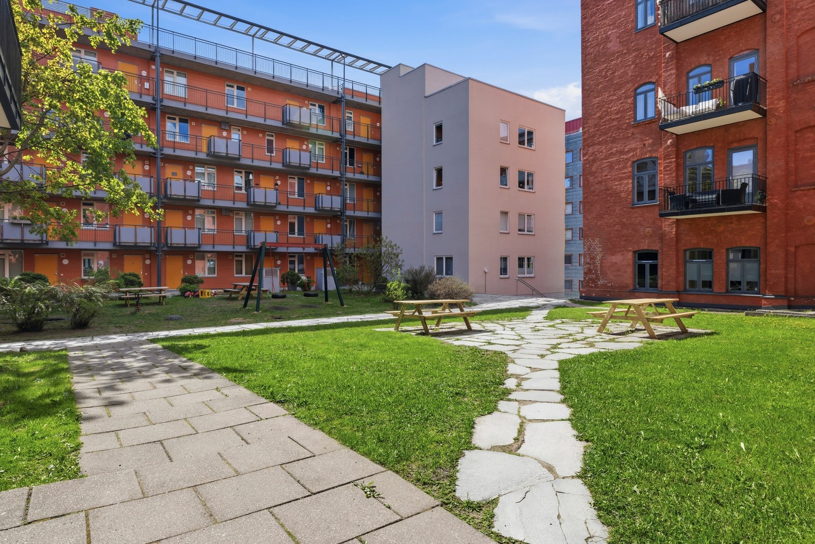 Opparbeidet og grønn bakgård. Galleribilde