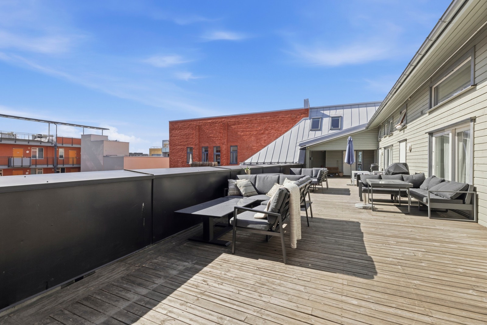 I nabobygget finner man en felles takterrasse med svært gode solforhold, hyggelige lounge-møbler og nydelig utsikt. Galleribilde