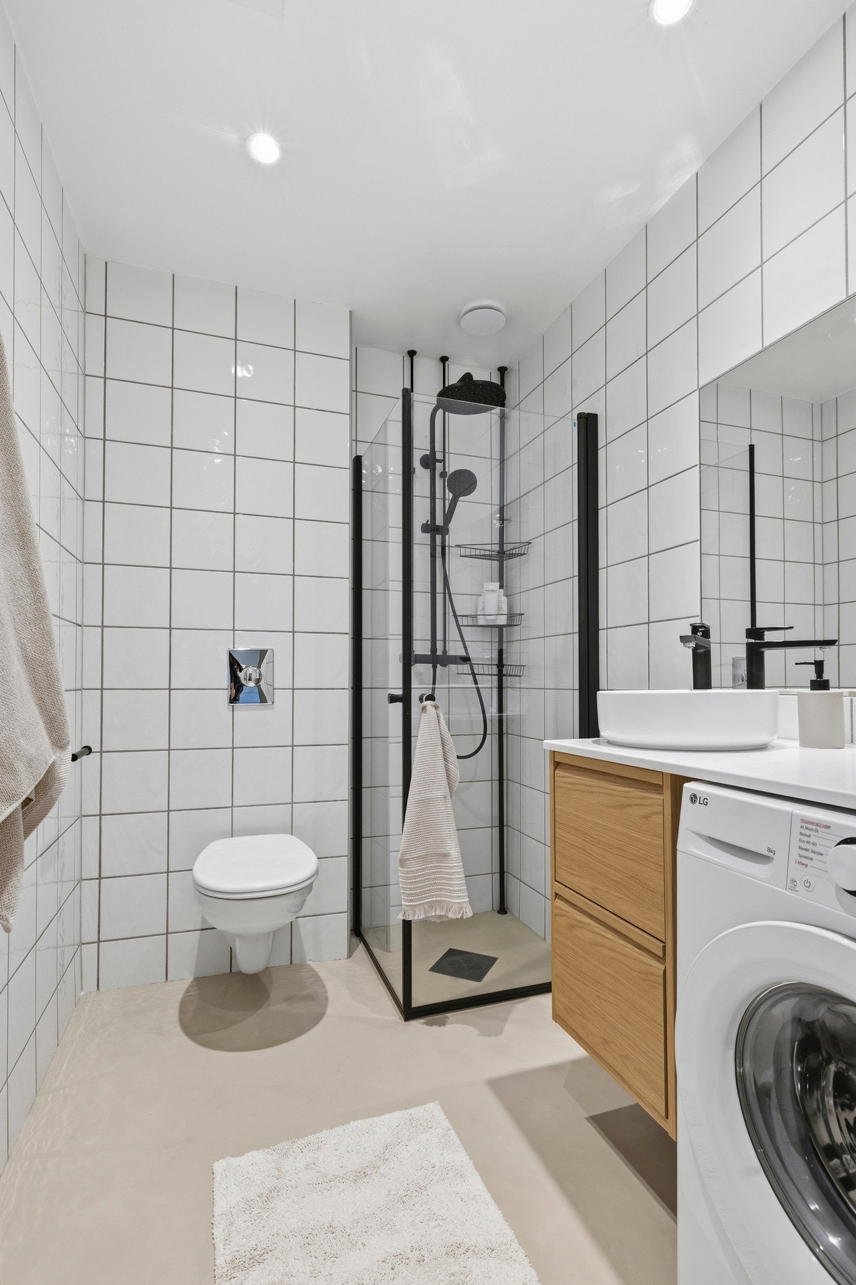 Gulvet ble oppgradert med mikrosement i 2024, og badet har i tillegg fått ny innredning med servantskap, servantbolle og dusjdører samme år. Galleribilde