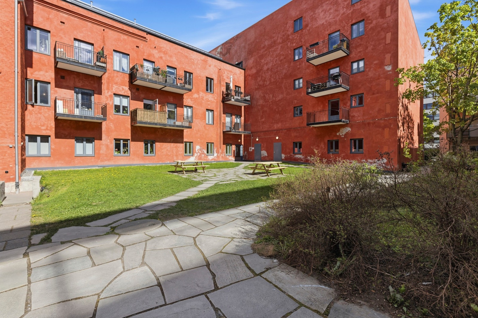 Leiligheten vender i sin helhet mot stille og rolig bakgården. Flott og karakteristisk fasade med opparbeidet bakgård med felles sittegrupper og lekeplass. Galleribilde