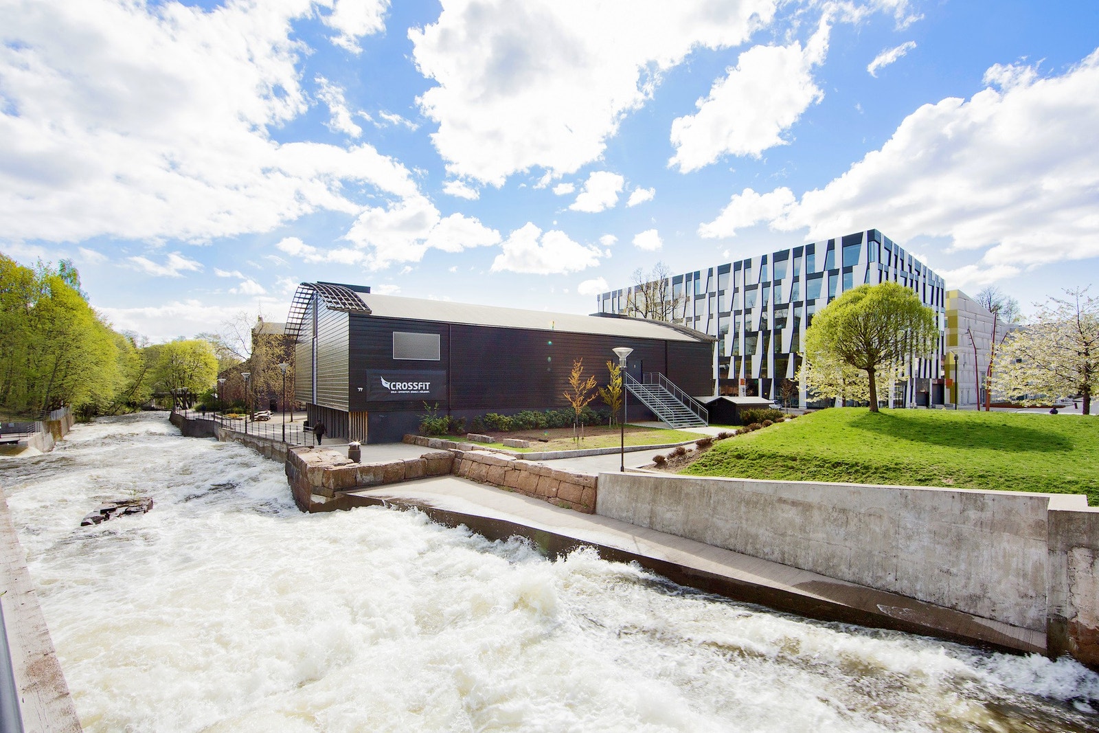Nydelig turområde langs Akerselva med grønne omgivelser, gang- og sykkelstier. Galleribilde