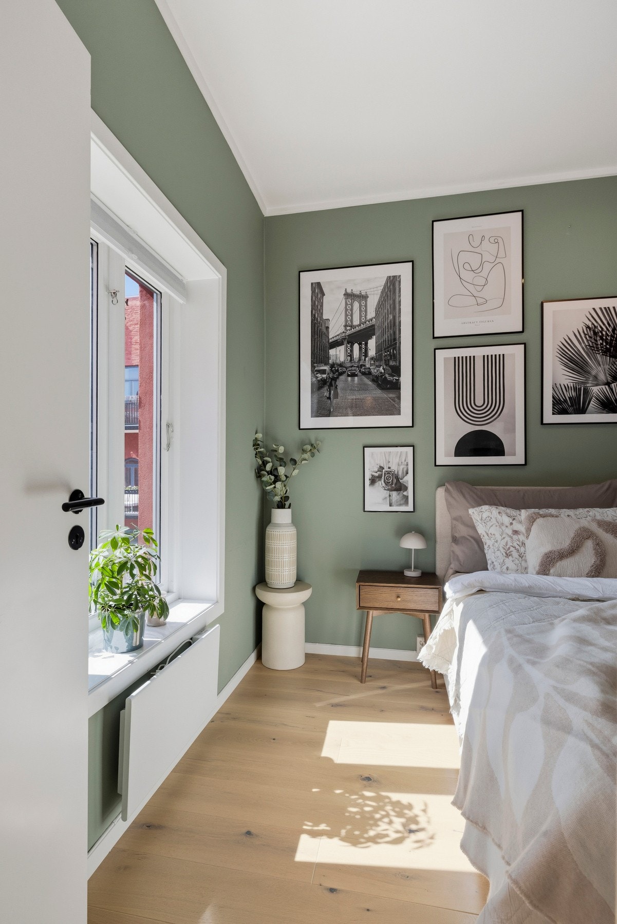 Også her er det lagt nytt gulv og varmefolie. Boligen egner seg svært godt for par, med en luftig romfølelse og rikelig med lagringsplass. Galleribilde