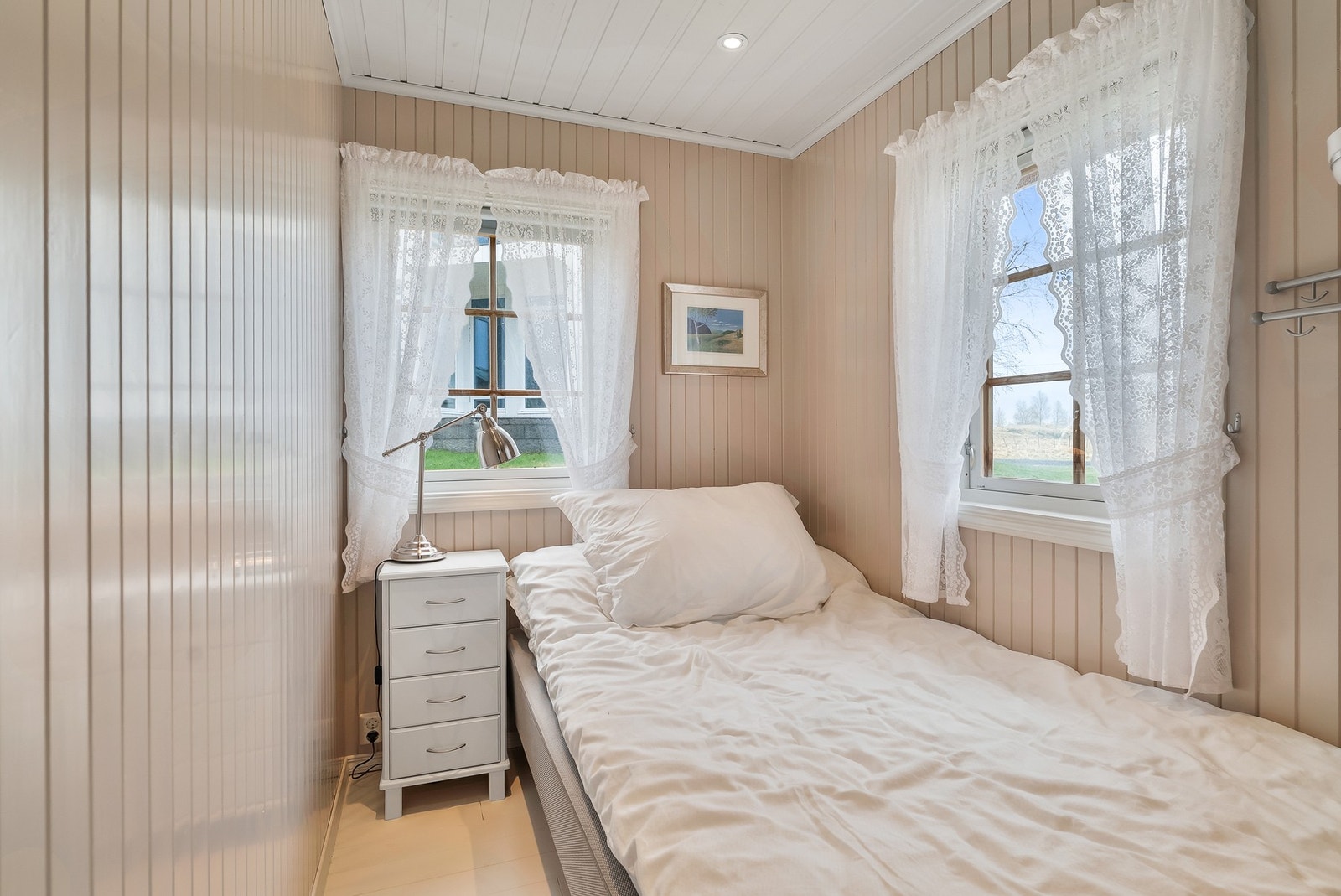 Koselig gjesterom med panelte vegger og fint lysinnslipp. Galleribilde