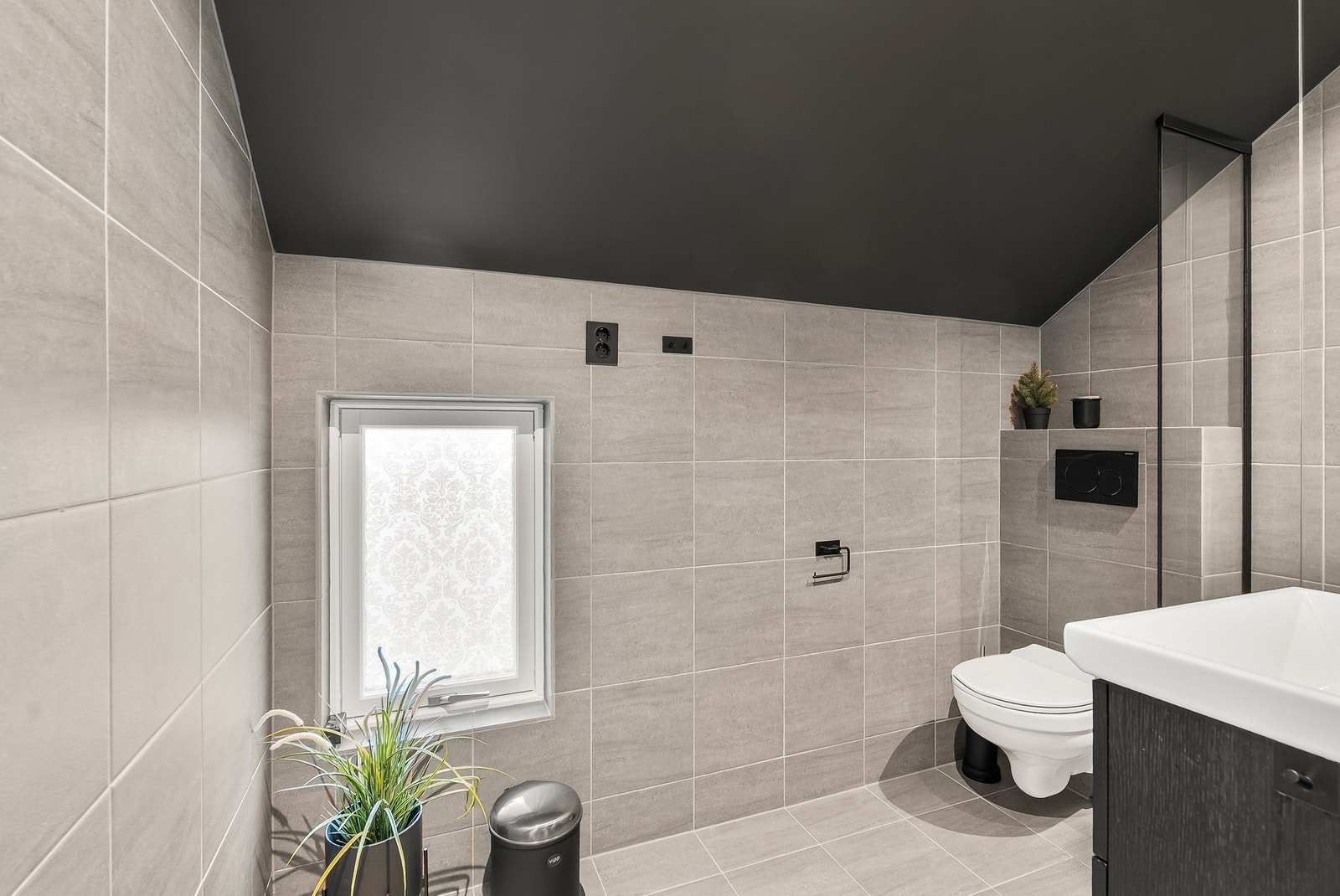 Badet 2 har vegghengt toalett og et stilrent uttrykk. Galleribilde