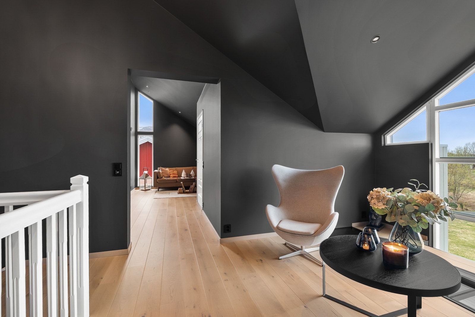 Romslig loftstue med skråtak og en lun atmosfære. Galleribilde