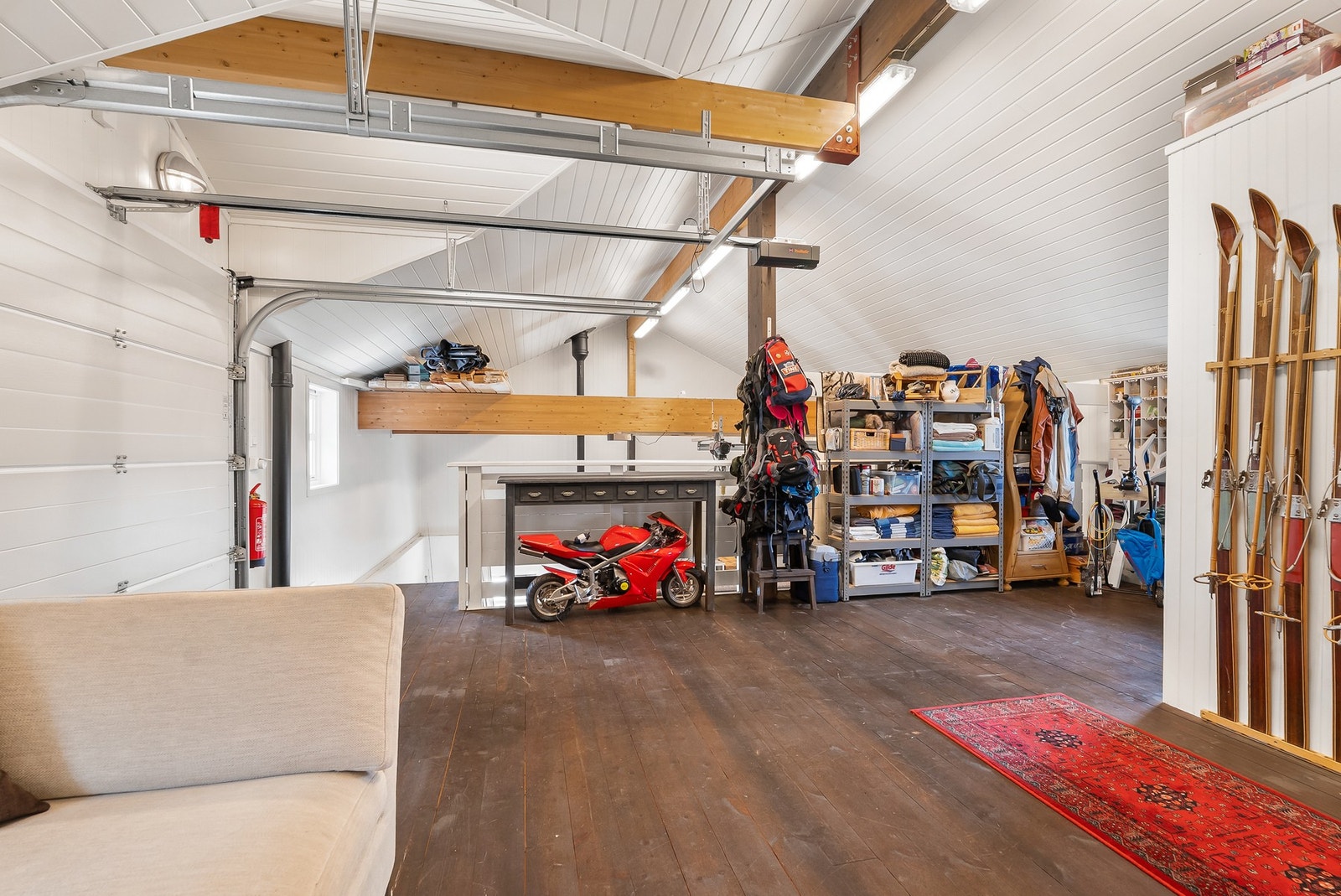 Svært god lagringsplass til sportsutstyr og sesongartikler. Galleribilde