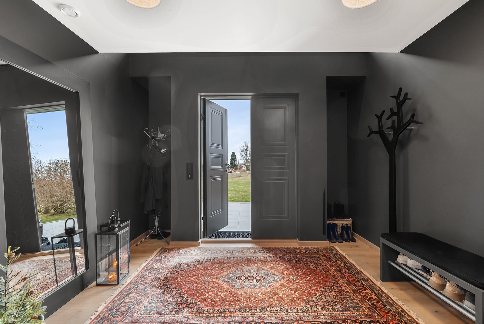 Innbydende entré med mørke fargetoner og god plass til yttertøy. Galleribilde