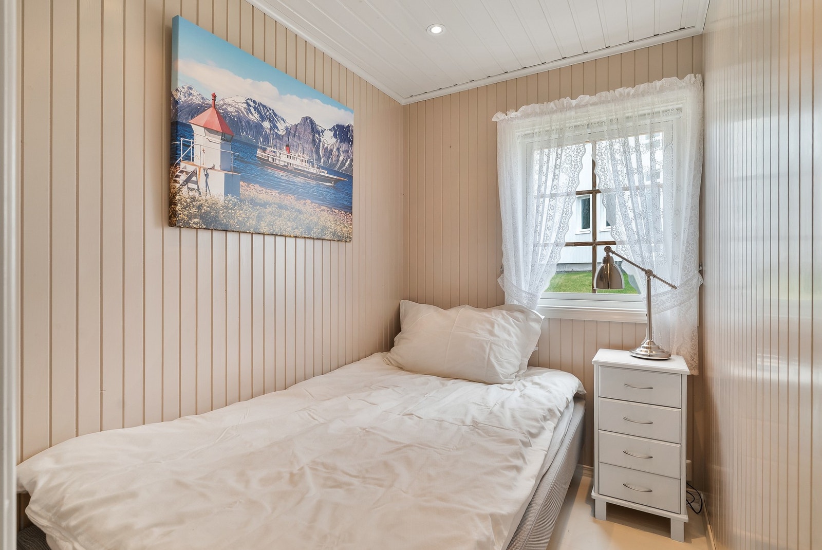 Soverom med plass til seng og nattbord. Galleribilde
