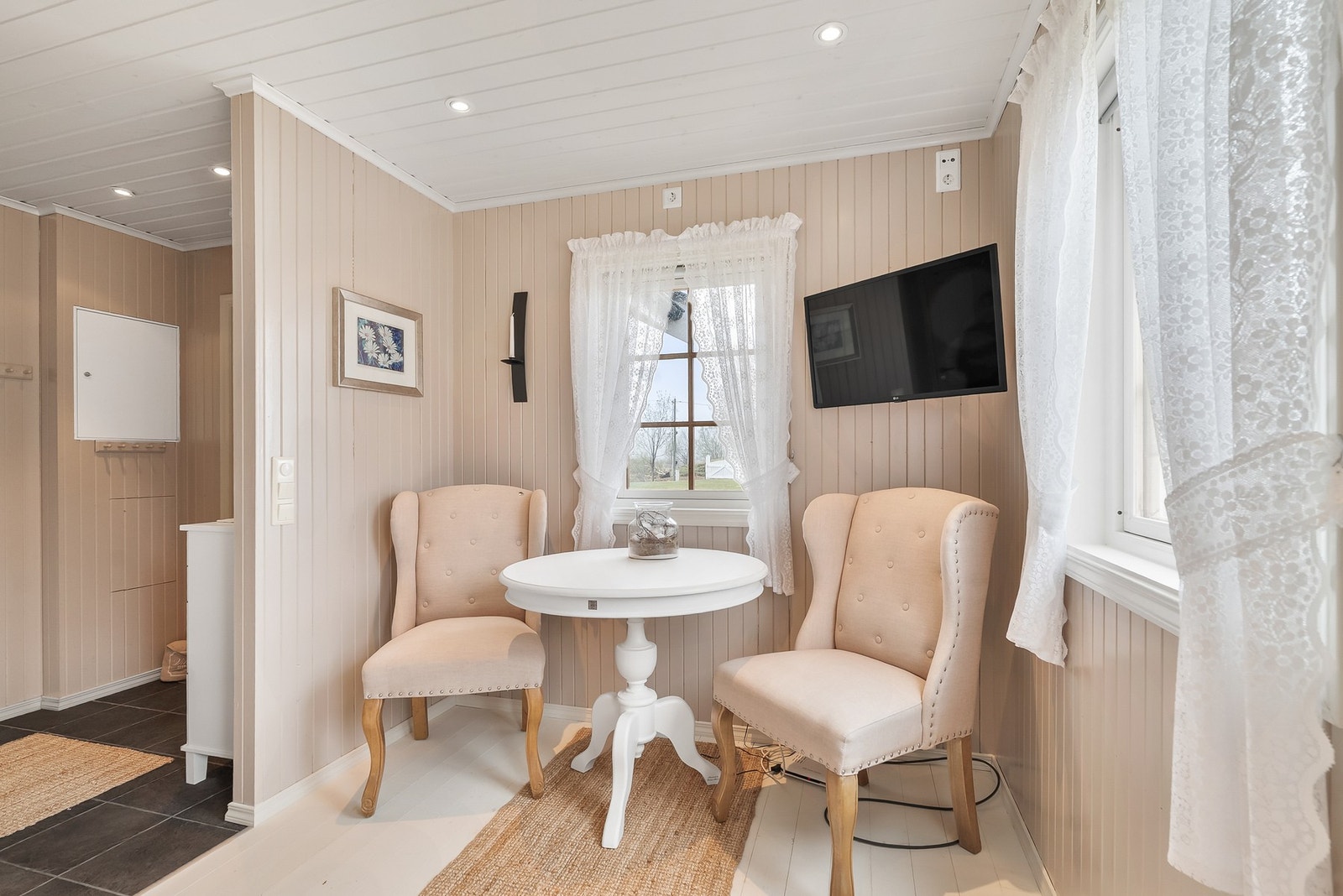 Hyggelig oppholdsrom med plass til en liten sittegruppe. Galleribilde