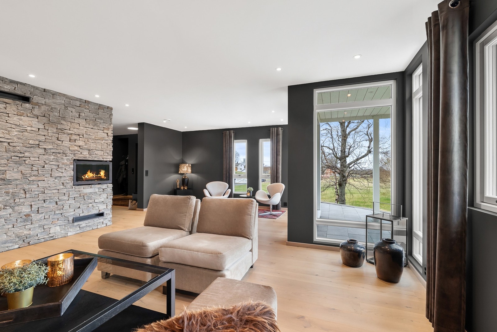 Naturlig lys strømmer inn gjennom de store trevinduene. Galleribilde