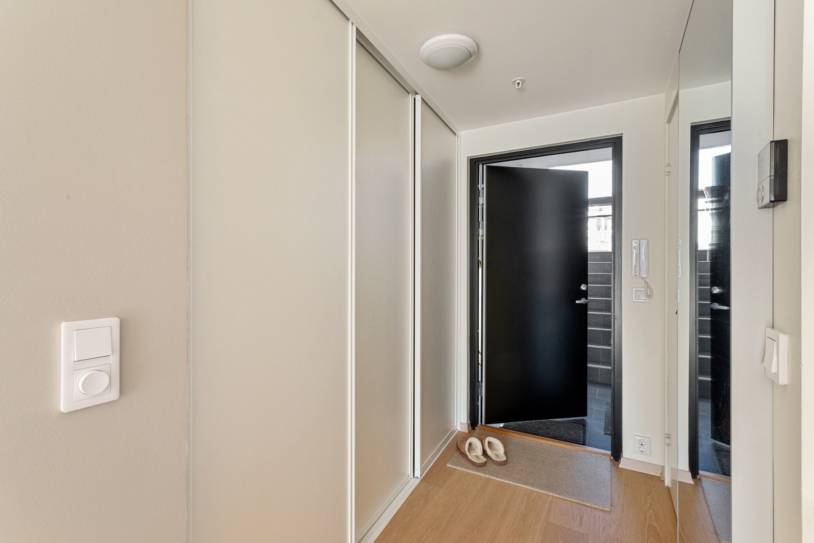 Entréen fremstår romslig og byr på gode oppbevaringsmuligheter i stor skyvedørsgarderobe. Galleribilde