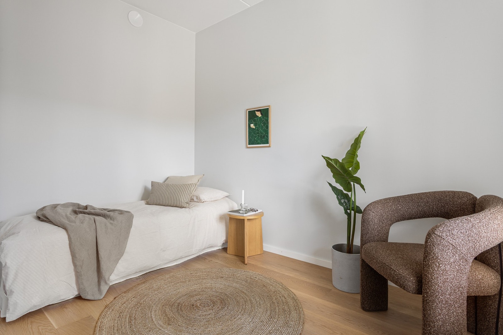 Soverom to har også fin plass til seng, oppbevaring og skrivepult. Galleribilde