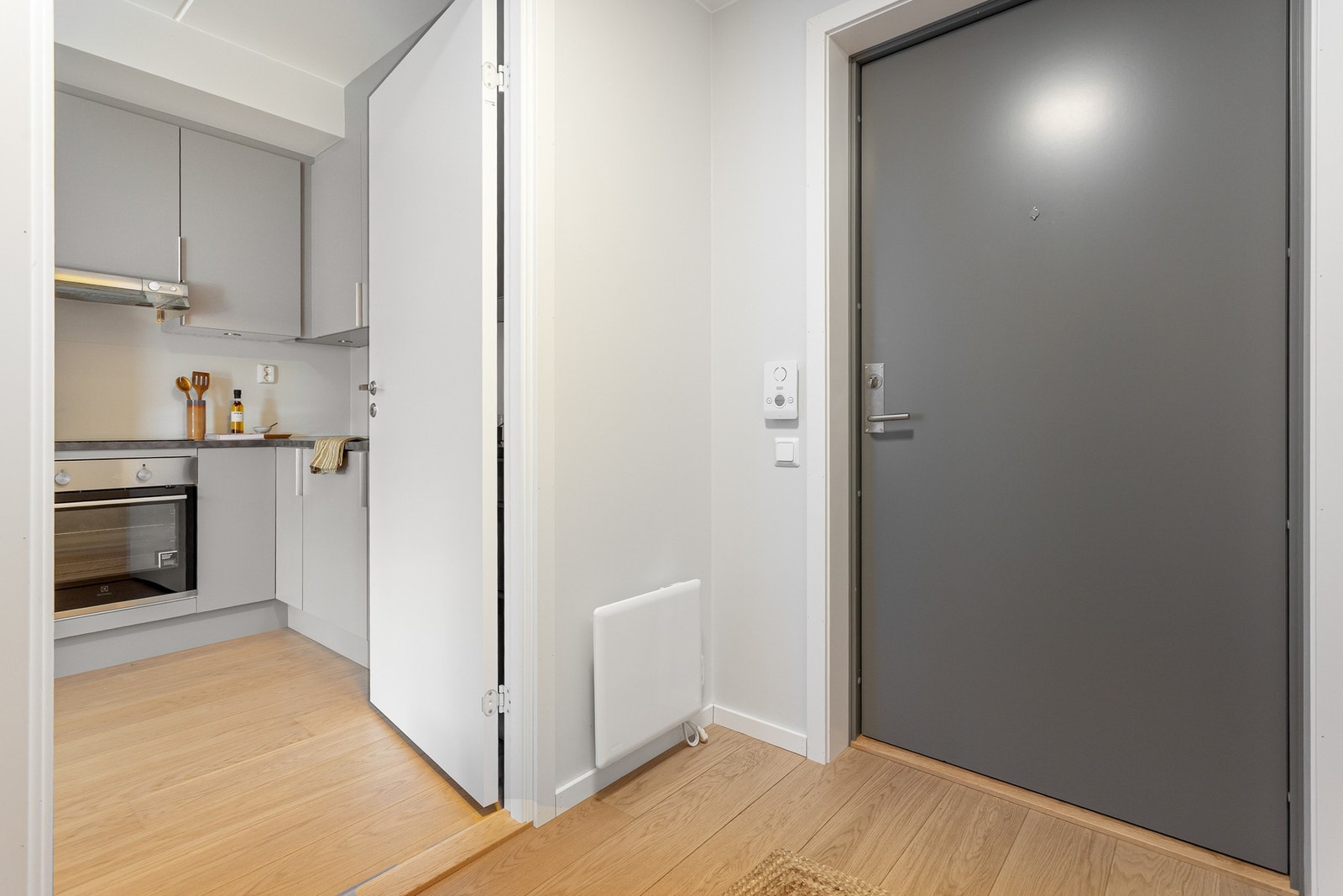 Entréen byr på plass til knaggrekker, speil og kommode. Galleribilde