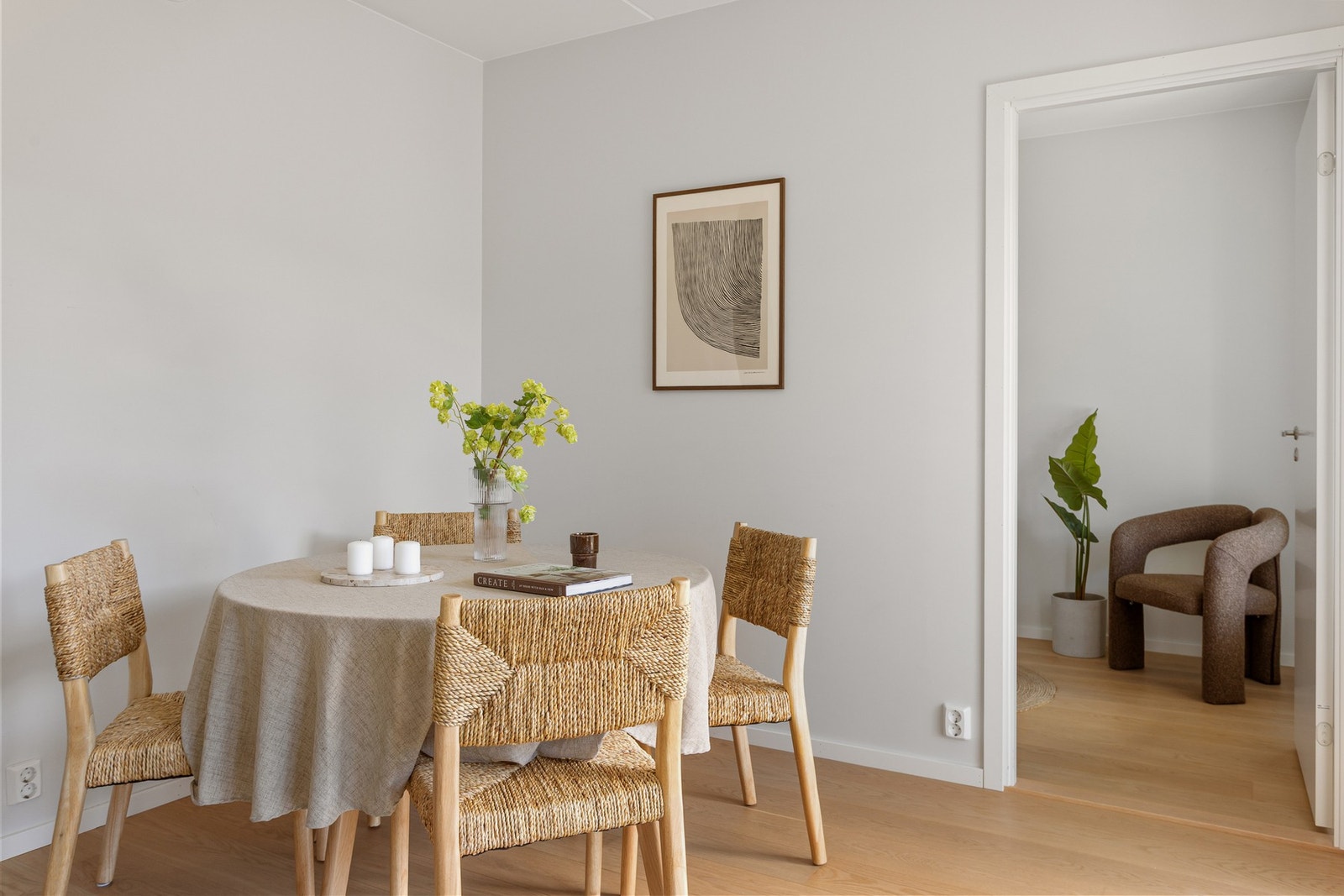 Inviter til hyggelige sammenkomster og gode middager. Galleribilde