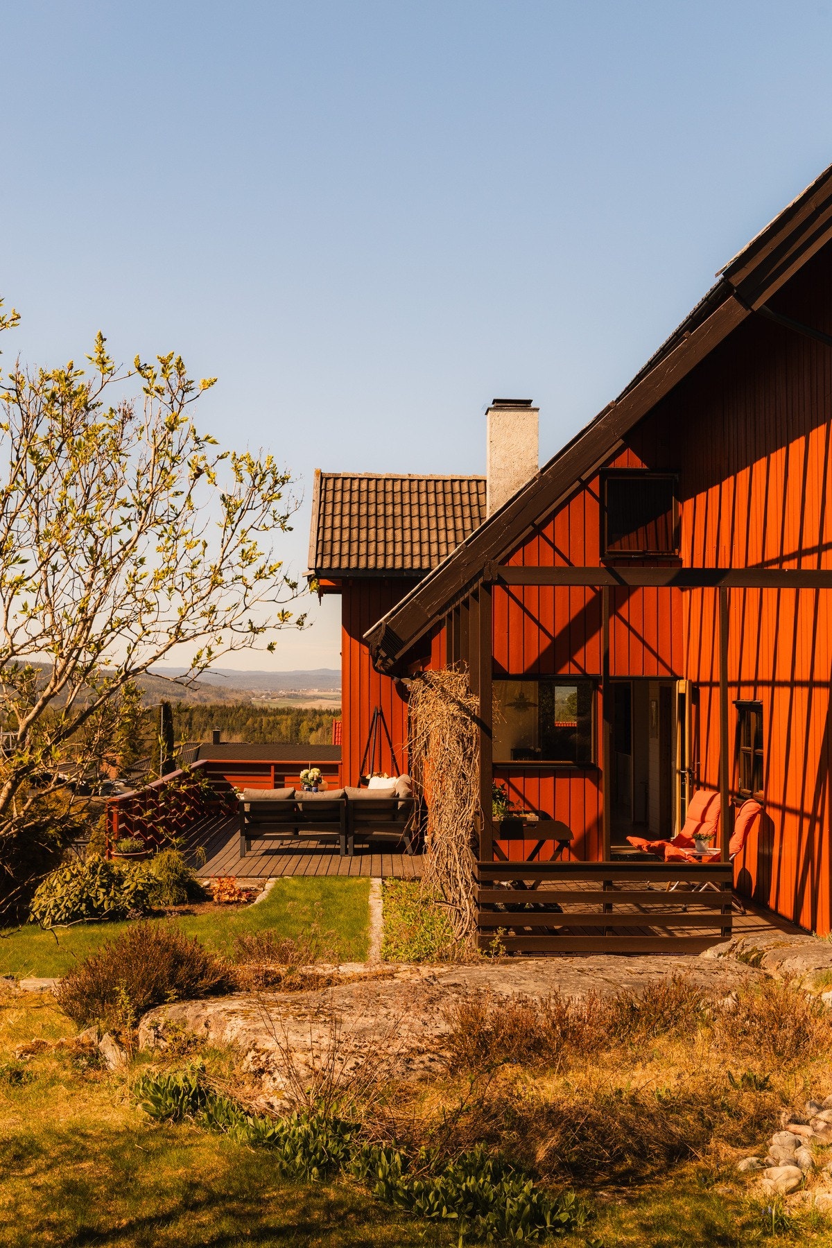 Selger fremhever spesielt den gode følelsen av å bo her - med direkte tilgang til hagen og skogen, flotte solnedganger, vakker utsikt og en rolig atmosfære som gjør eiendommen til et helt spesielt sted å være. Galleribilde
