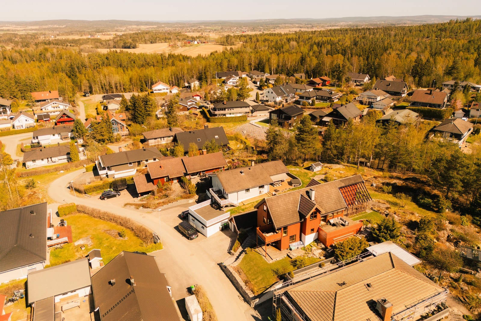 Beliggenheten kombinerer det beste fra to verdener - landlig ro og nærhet til byen. I svingen ligger én av lekeplassene på området. Galleribilde