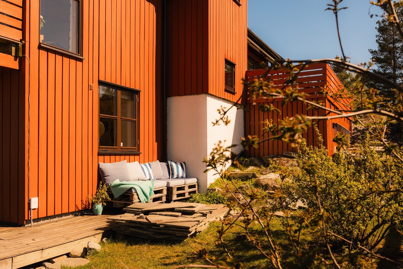 Terrasser og balkonger gir flere hyggelige soner for både avslapning og sosiale anledninger, mens tomten oppleves grønn, privat og naturnær. Galleribilde