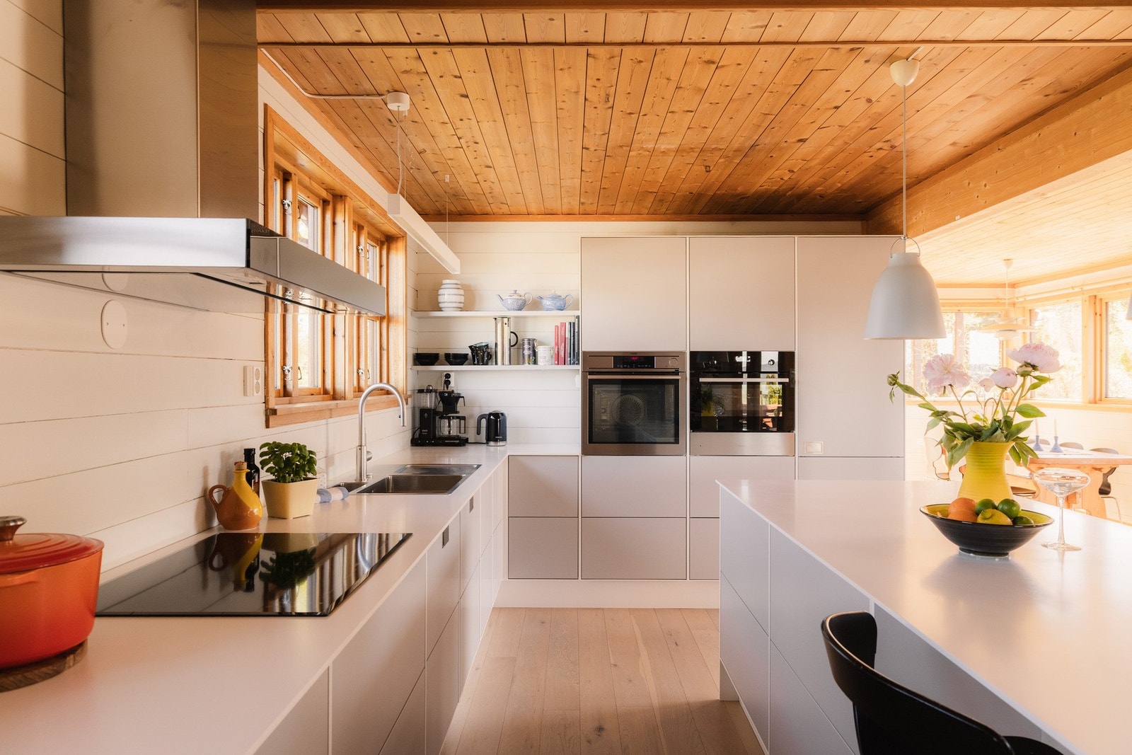 Kjøkken fra danske Svane Kjøkken med kvalitetsmaterialer og solid utførelse. Benkeplaten av Corian, som er svært slitesterk og enkel å rengjøre. Galleribilde